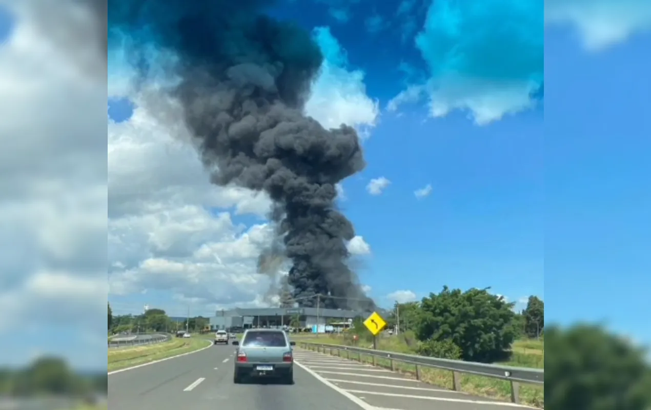 Fogo na fábrica de ônibus Caio em Botucatu com fumaça e bombeiros
