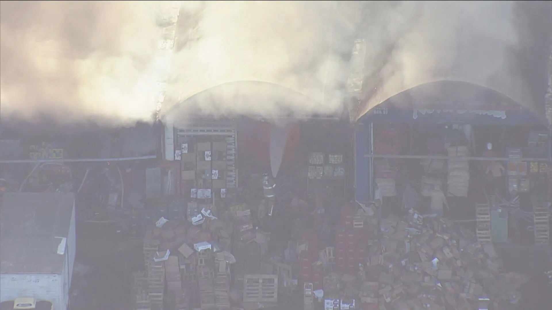 Incêndio na Ceasa, pavilhão 22, bombeiros em ação, fumaça preta no Rio de Janeiro