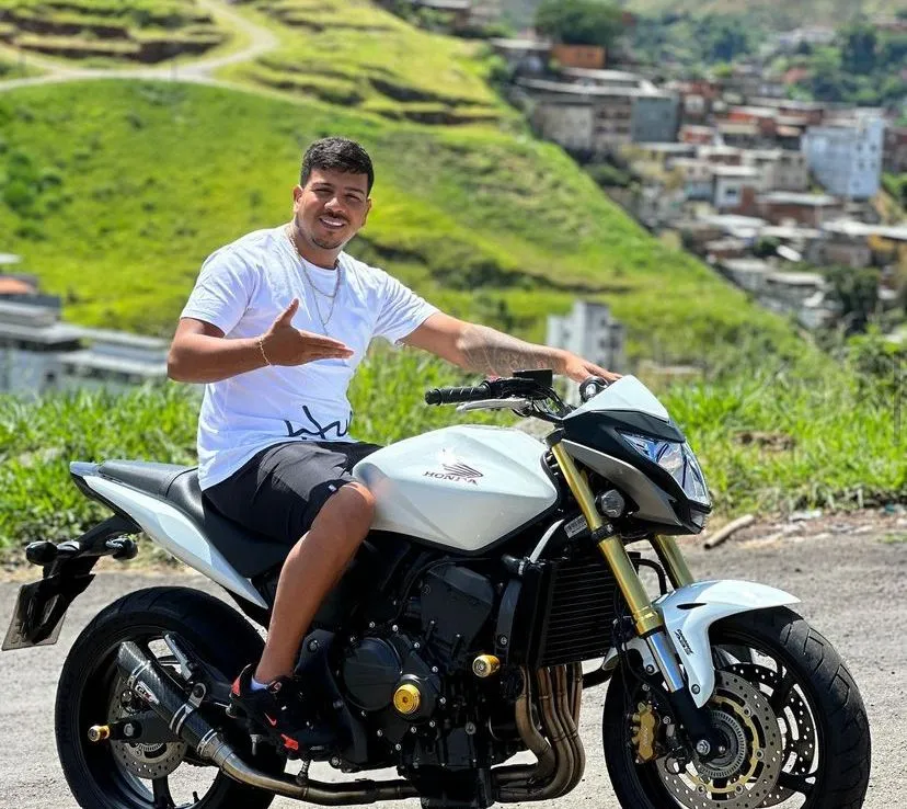 Mulher denunciando agressão de influenciador digital