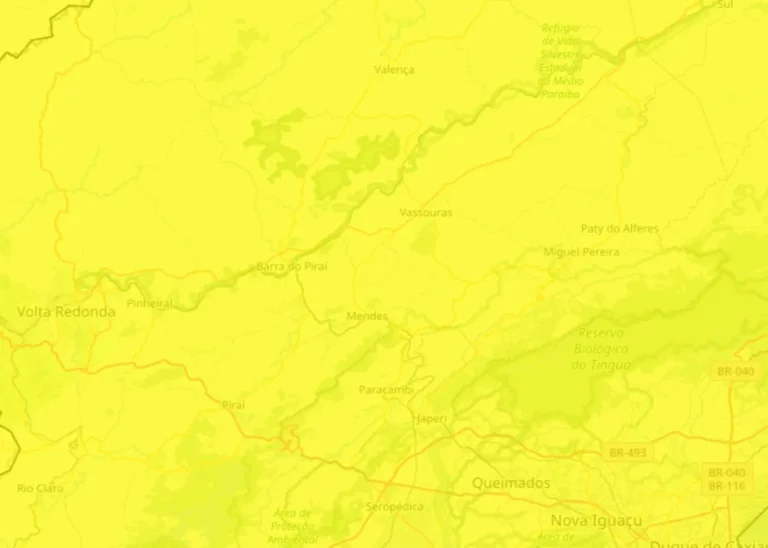 Céu escuro e chuva forte em cidade costeira, alerta de tempestade no Sul do Rio