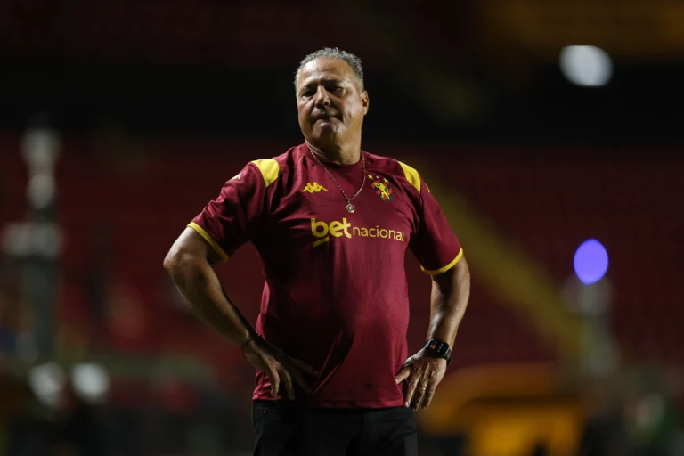 Jogador do Sport comemorando gol em campo, com uniforme rubro-negro, durante jogo da Copa do Nordeste