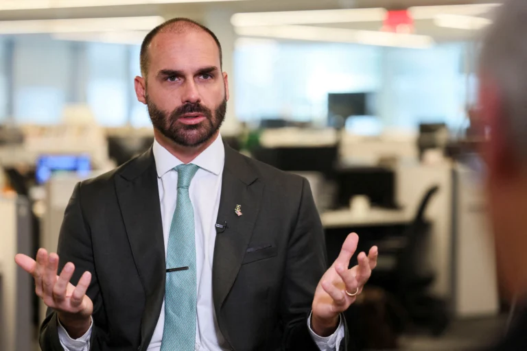 Eduardo Bolsonaro investigado por interferência em processo do pai