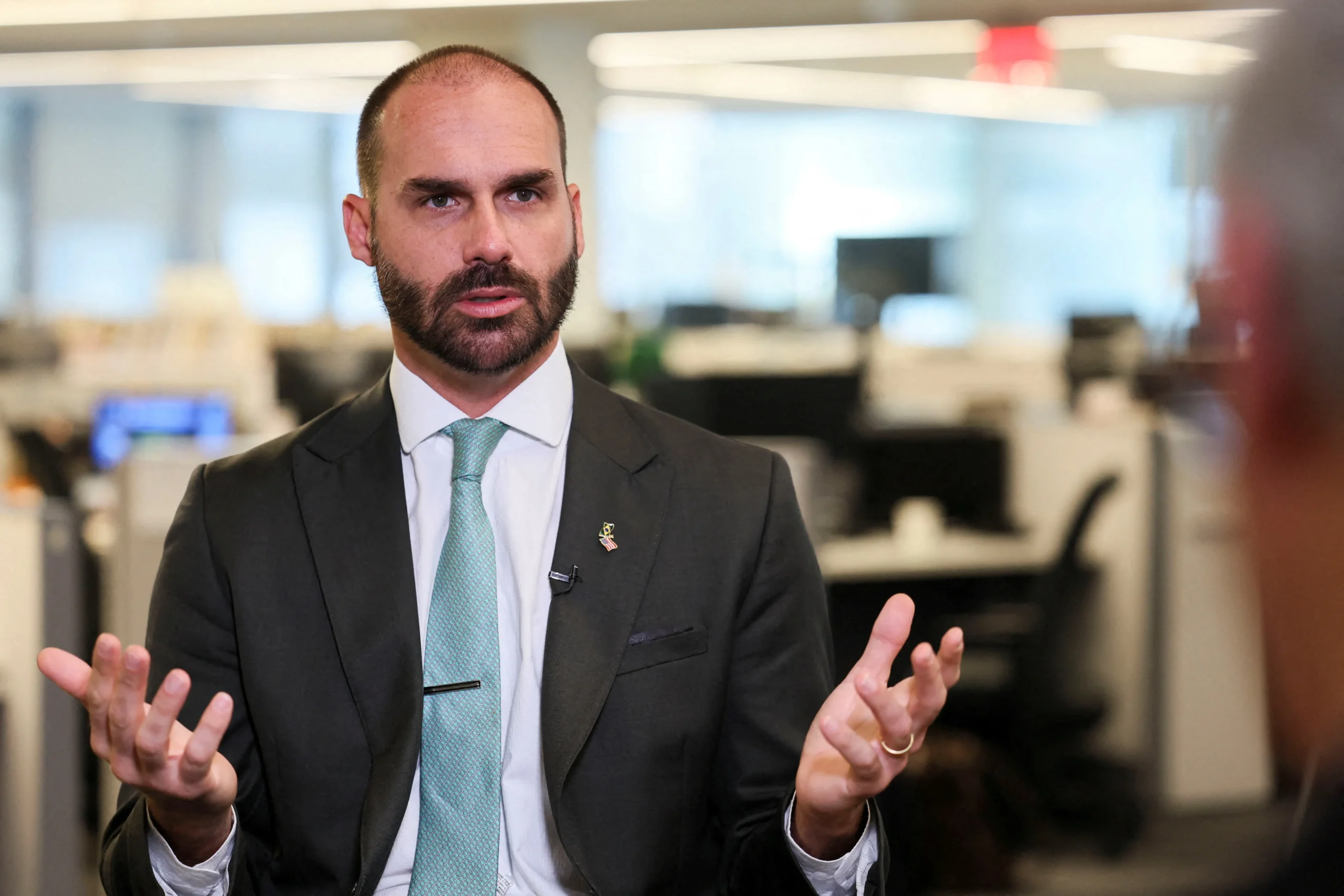 Eduardo Bolsonaro investigado por interferência em processo do pai