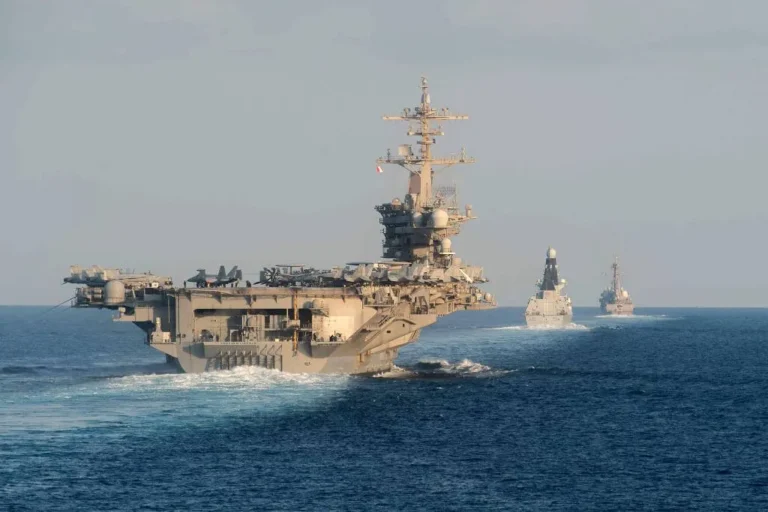 Porta-aviões USS Abraham Lincoln sob suposto ataque de mísseis iranianos