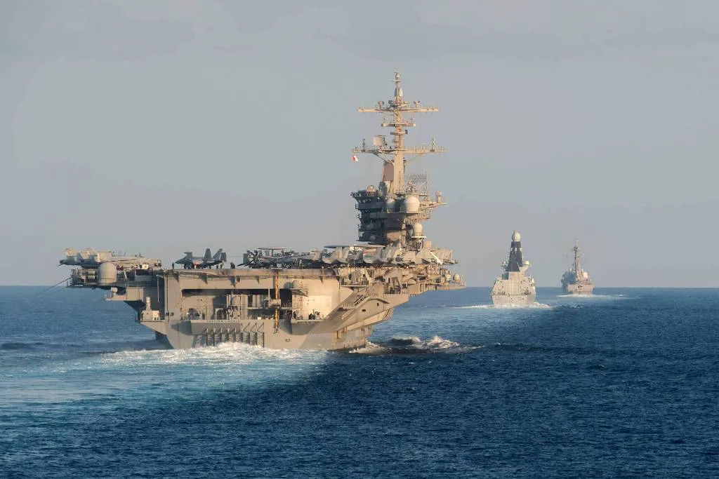 Porta-aviões USS Abraham Lincoln sob suposto ataque de mísseis iranianos