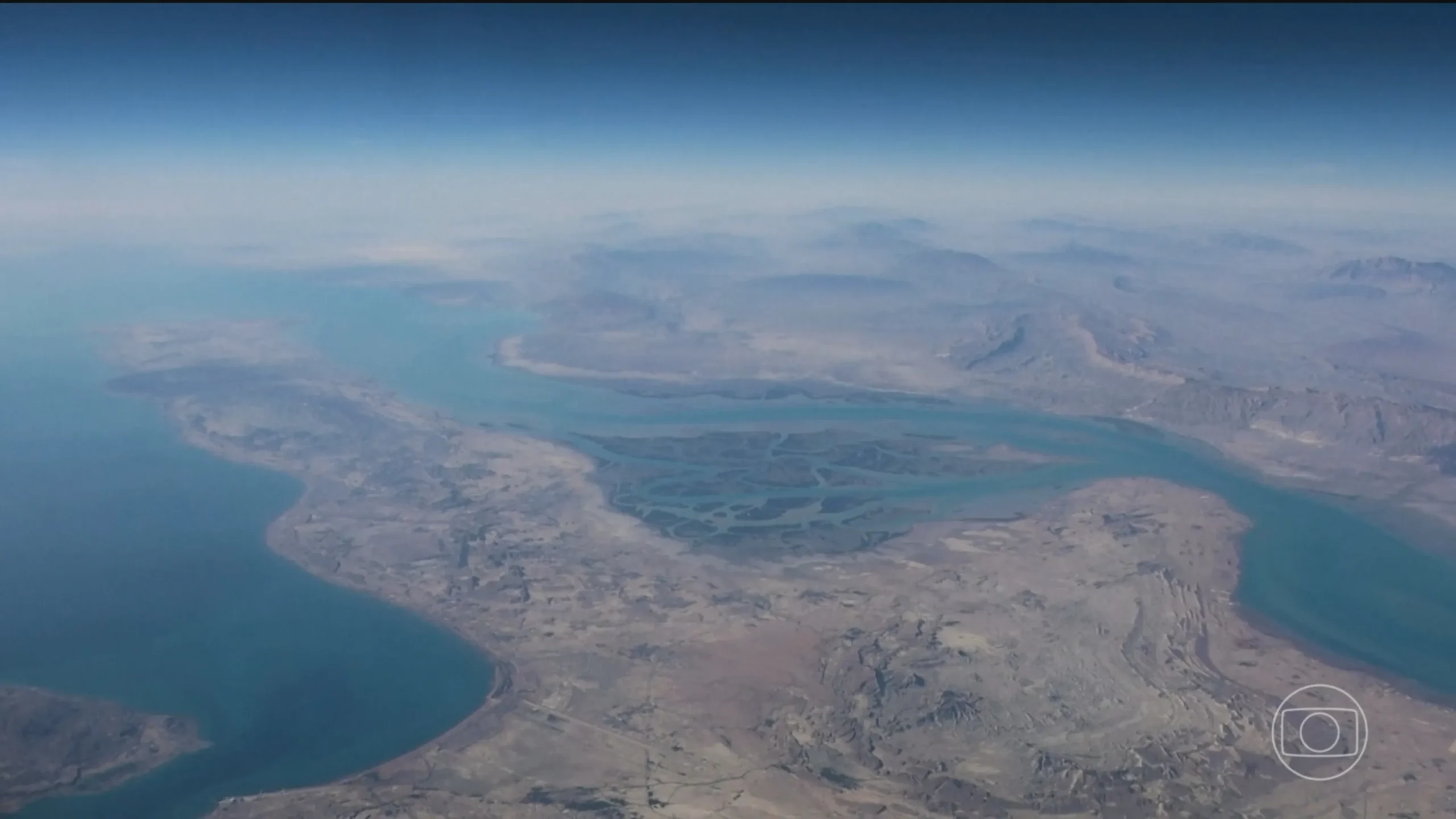 Bombardeio israelense em fábrica de mísseis iraniana, fumaça, conflito Israel Irã