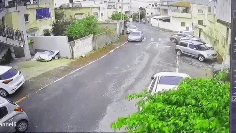 Carro danificado por míssil em Tel Aviv com casal próximo