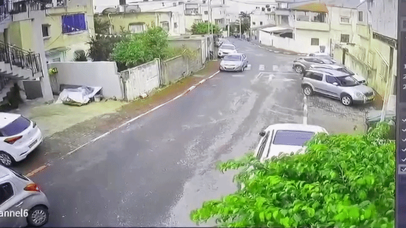 Carro danificado por míssil em Tel Aviv com casal próximo