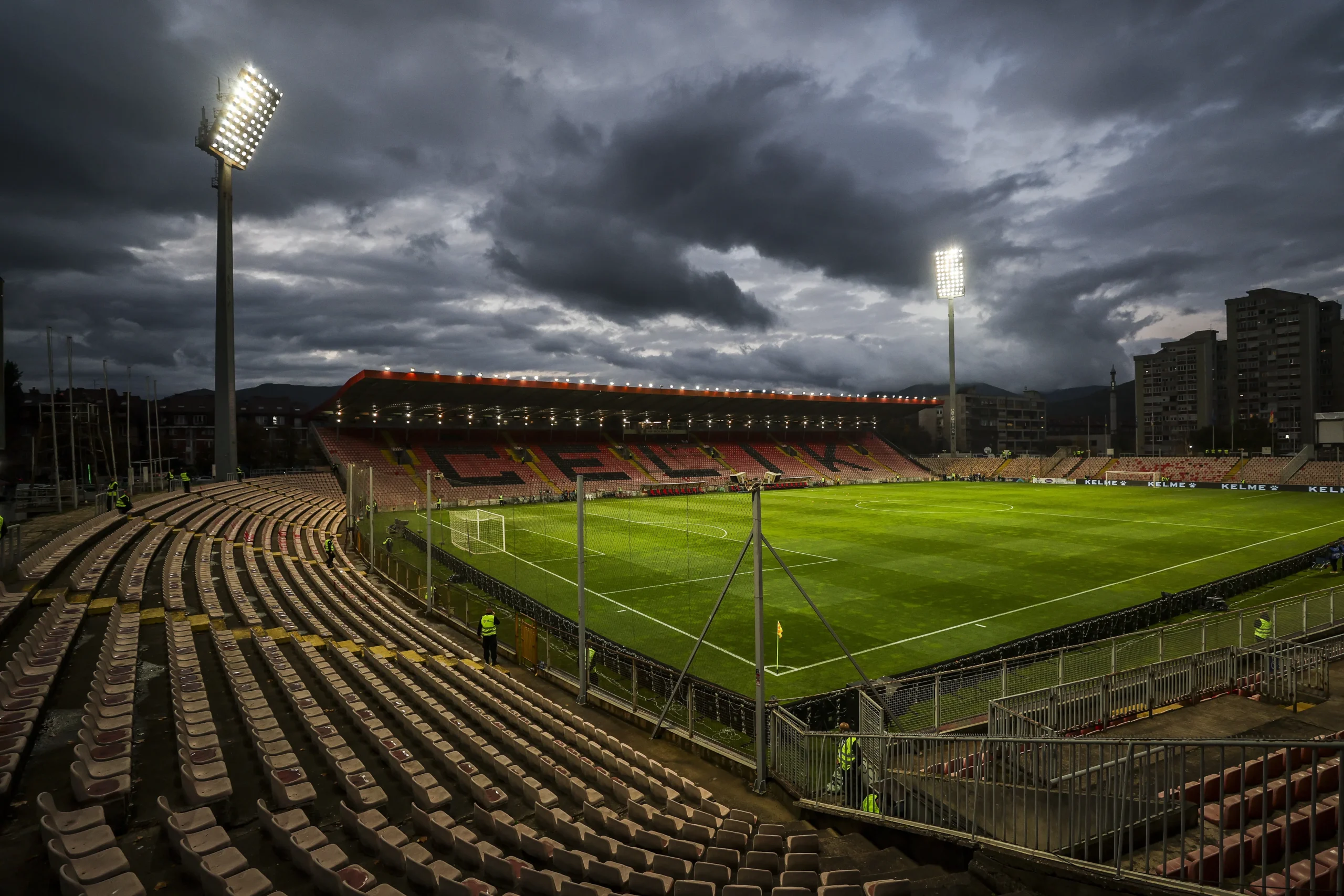 Estádio Bilino Polje, gramado com neve, jogo Itália Bósnia, vaga na Copa