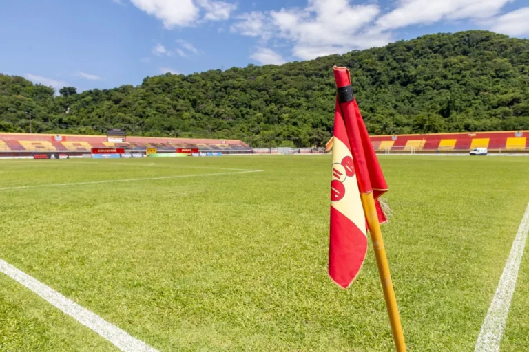 Partida de futebol entre Jabaquara e Comercial, com atletas em campo.