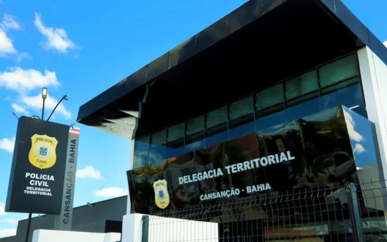 Cena de crime com polícia e ambulância na zona rural da Bahia após tiroteio