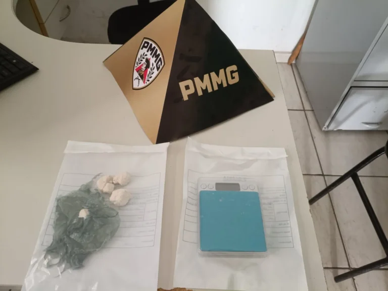 Cocaína e balança de precisão apreendidas pela PM em Virgolândia