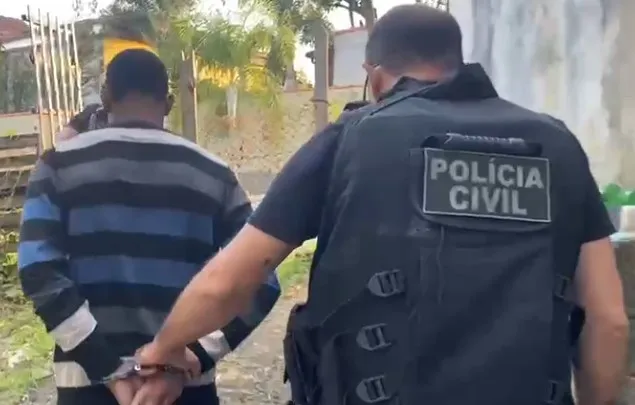Policial e viatura em Resende após prisão por sequestro
