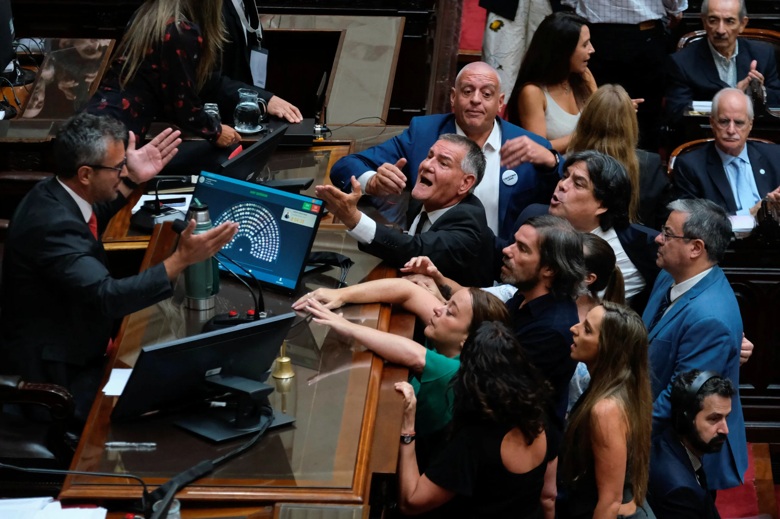 Deputados argentinos em debate sobre reforma trabalhista de Milei