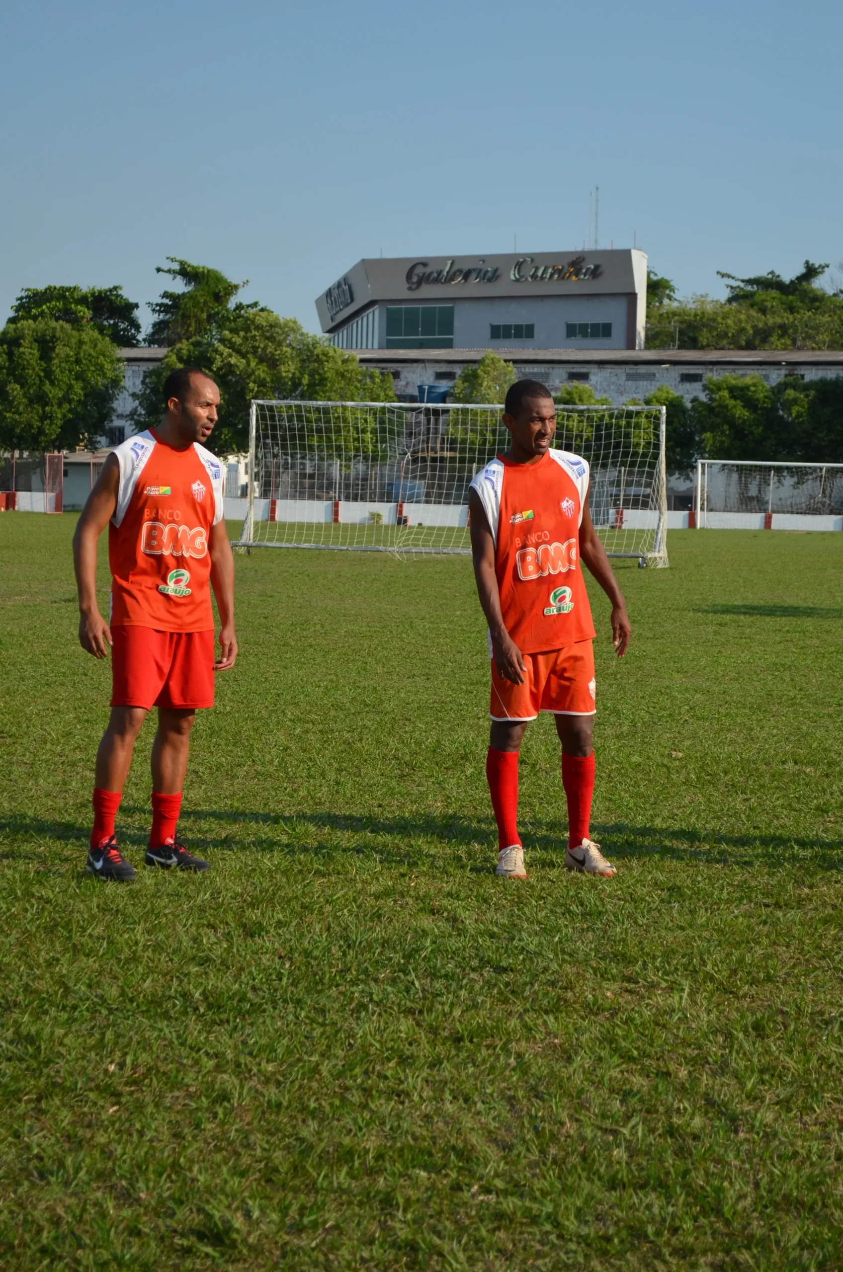 Juliano César, artilheiro recordista do Campeonato Acreano, em ação com a camisa do Rio Branco-AC.