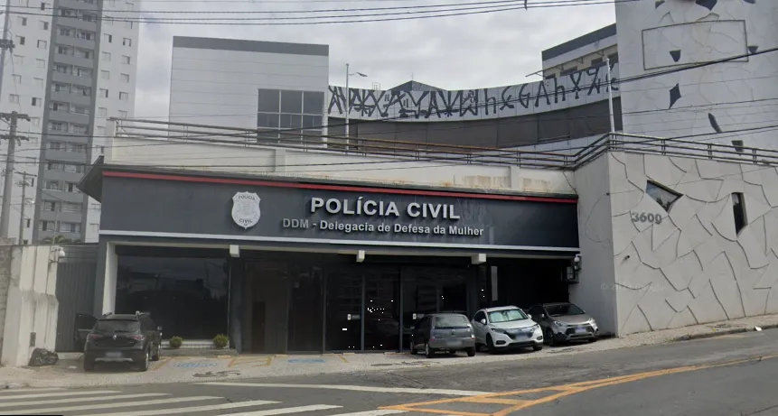 Mulher guarda municipal de Jundiaí usando aplicativo de segurança para vítimas de violência doméstica e familiar