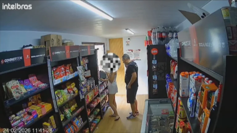 Fachada do prédio do Tribunal de Justiça de São Paulo, céu escuro, luzes acesas, processo judicial