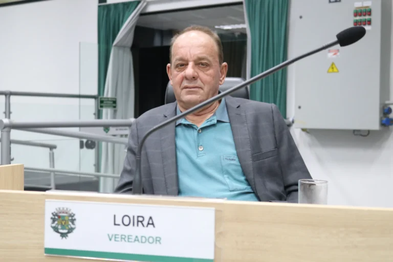 Martelo da justiça em mesa de juiz com papéis de processo sobre rachadinha em Paulínia