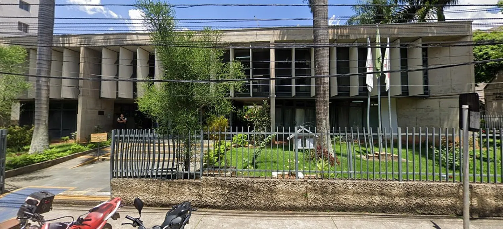 Funcionária vítima de gordofobia no trabalho em ambiente de escritório