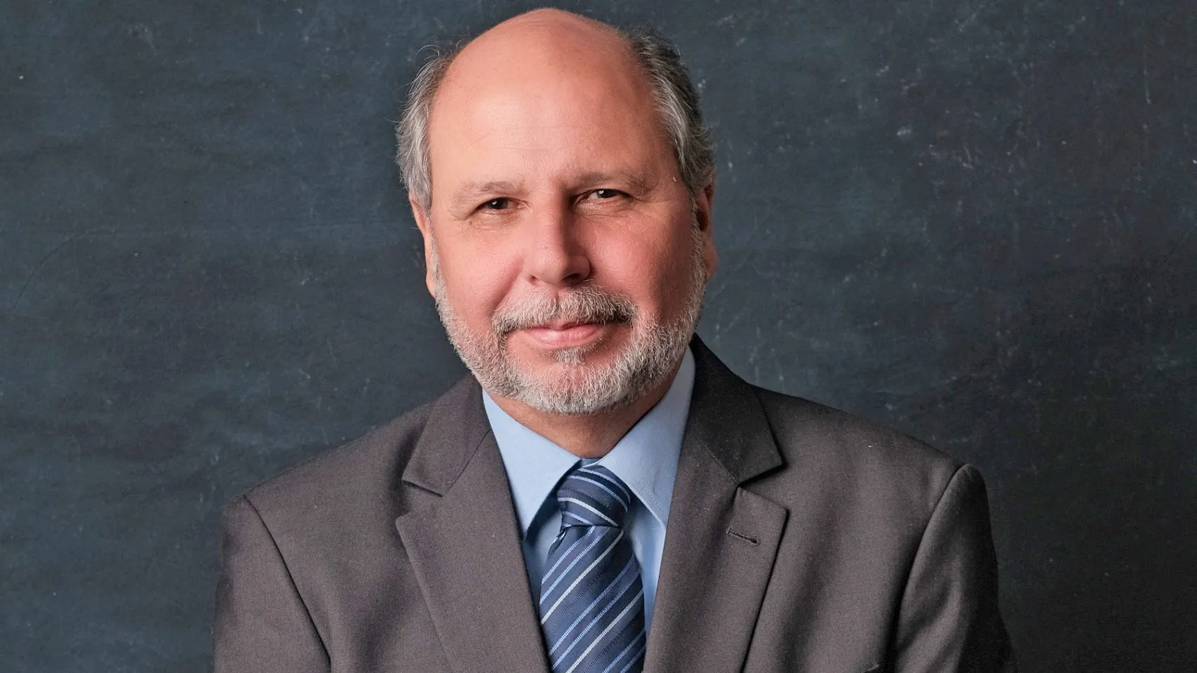 Martelo de juiz batendo em bloco de som, representando a suspensão dos superpoderes da Casa Civil do RJ