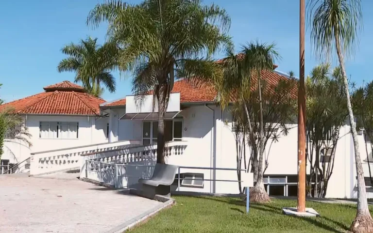 Martelo de juiz sobre hospital, simbolizando a suspensão de internações psiquiátricas SUS em São Sebastião do Paraíso