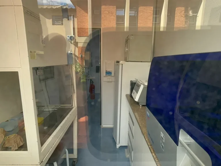 Laboratório NB-3 com cientistas, biossegurança, pesquisa de vírus, contenção de doenças