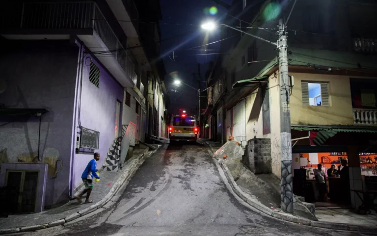 Quarto com lâmpada LED fria e quente mostrando impacto no sono