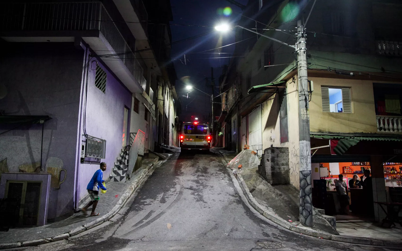 Quarto com lâmpada LED fria e quente mostrando impacto no sono