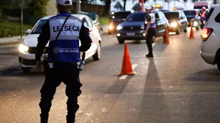 Homem fazendo teste de bafômetro em blitz da Lei Seca em Itaperuna