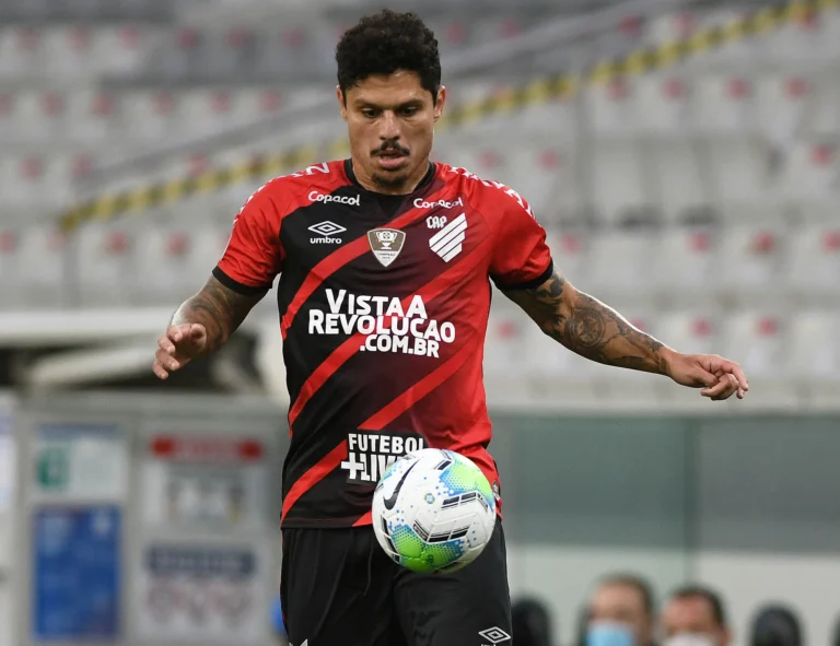 Márcio Azevedo em ação, lateral-esquerdo, aposentadoria de Márcio Azevedo, futebol brasileiro, ex-Athletico-PR, ex-Botafogo