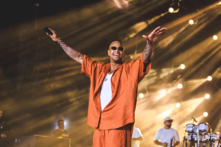 Léo Santana cantando no PaGGodin no MAM Salvador