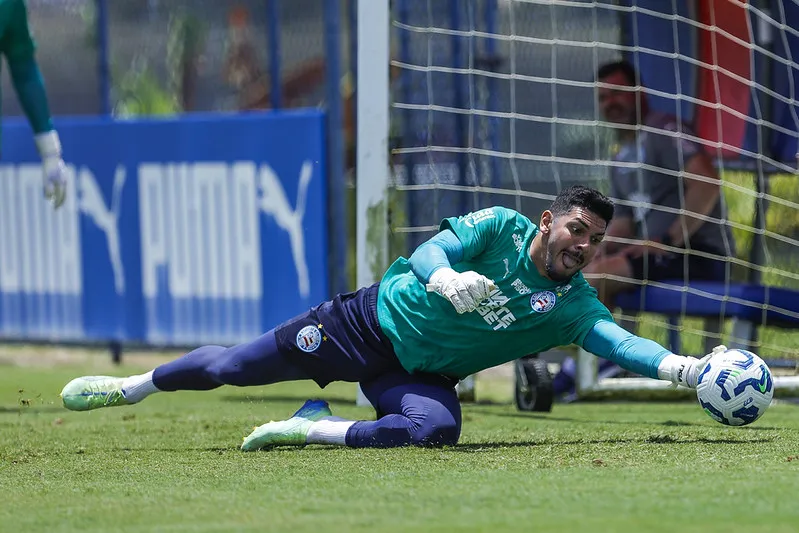 João Paulo, goleiro do Bahia, defendendo