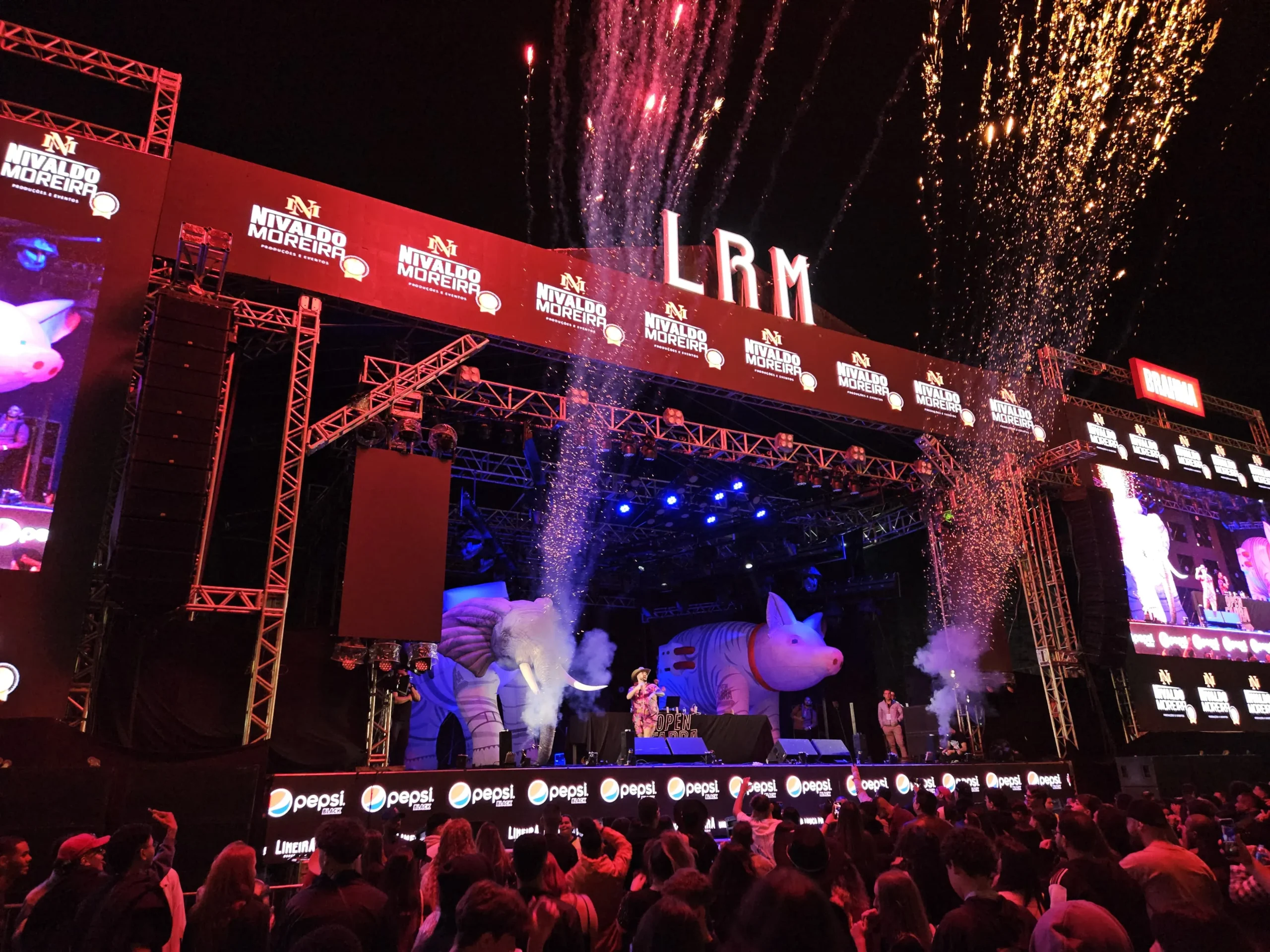 Cantor se apresentando no Limeira Rodeo Music 2026 com público e rodeio ao fundo