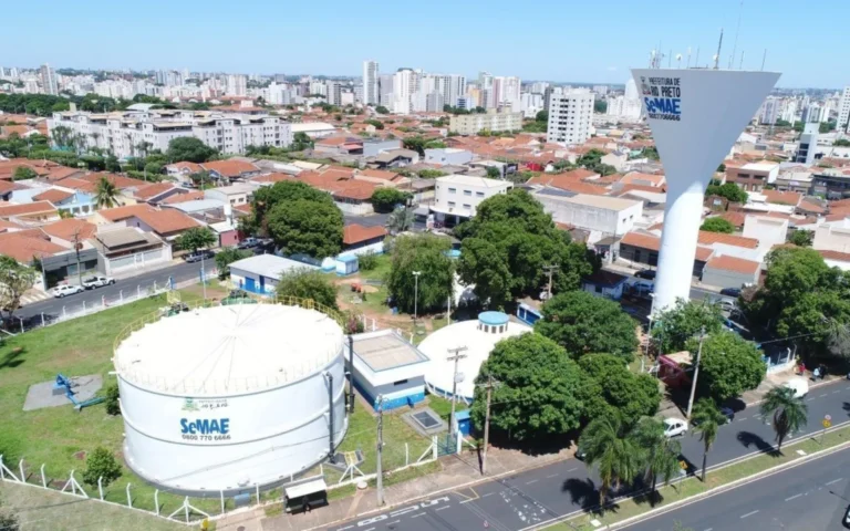 Limpeza de reservatório de água por equipe do SeMAE em Rio Preto