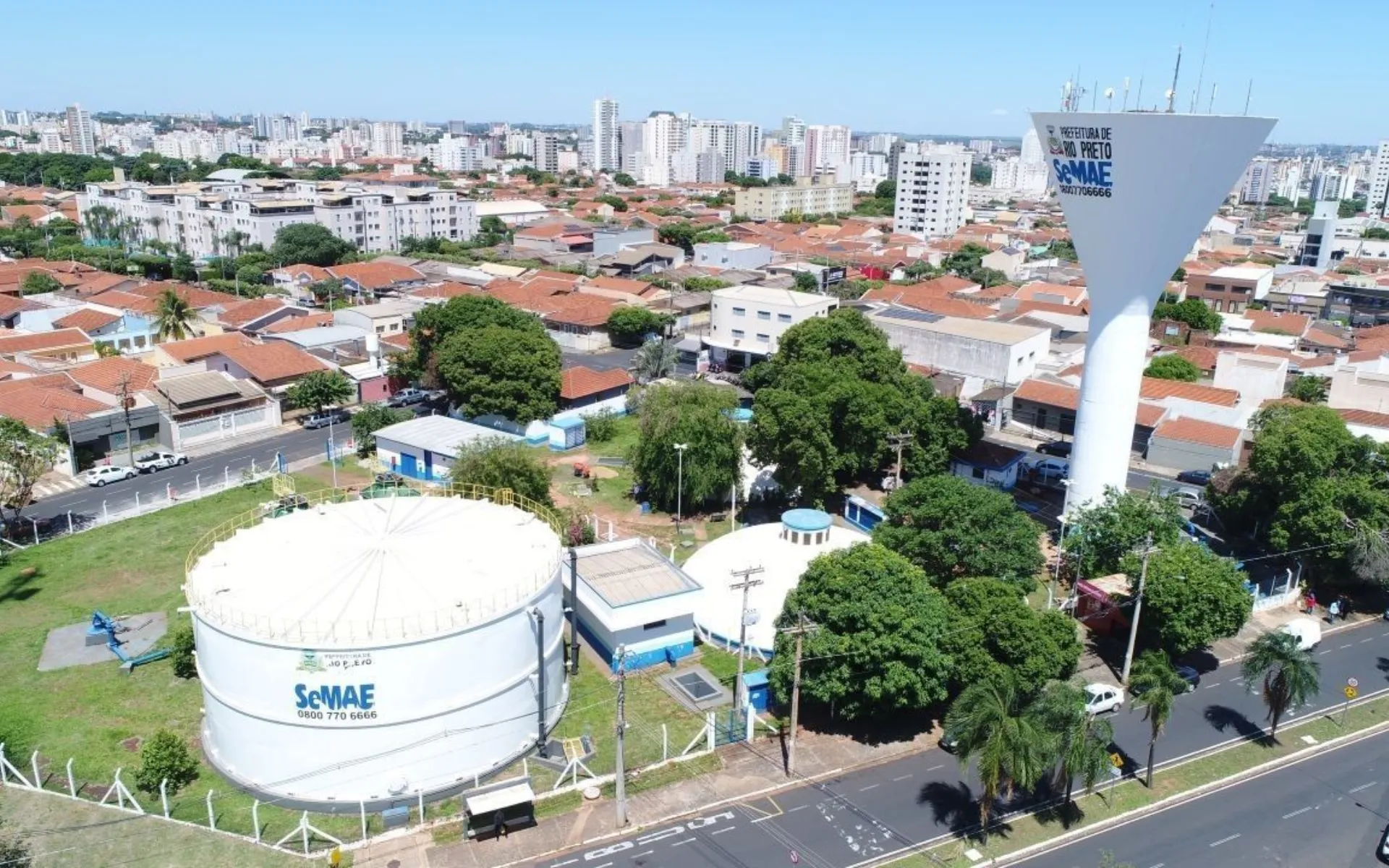 Limpeza de reservatório de água por equipe do SeMAE em Rio Preto
