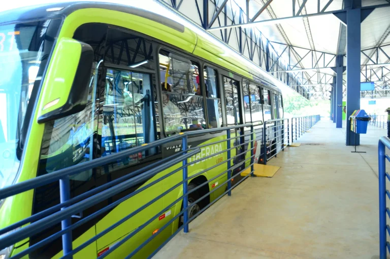 Ônibus em Uberaba com obras na rua Artur Machado