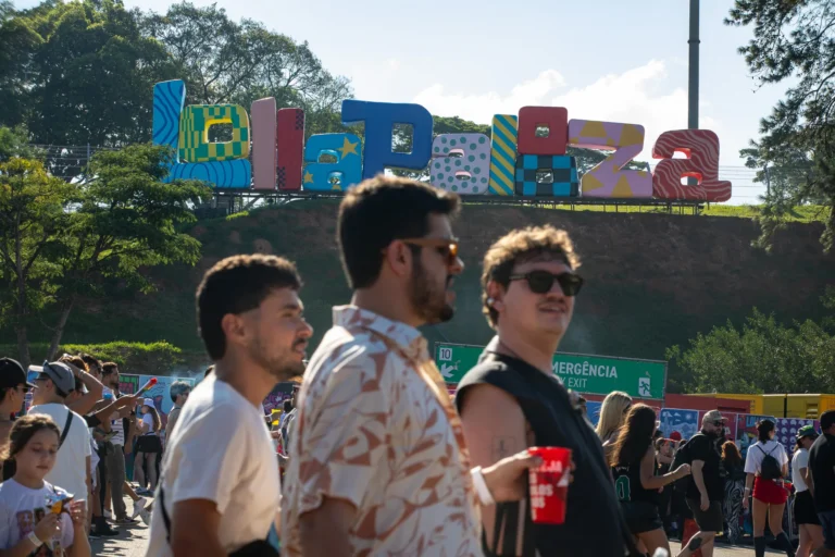 Público e palco do Lollapalooza Brasil 2027 em Interlagos.