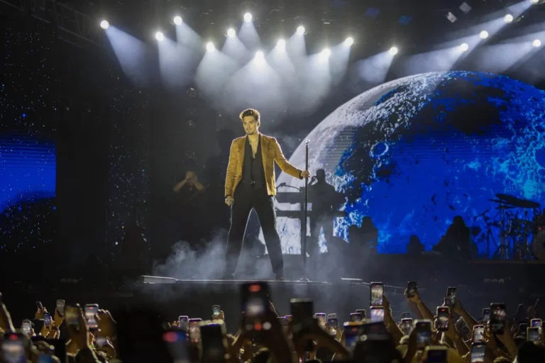 Luan Santana cantando no show, entrada com efeitos especiais