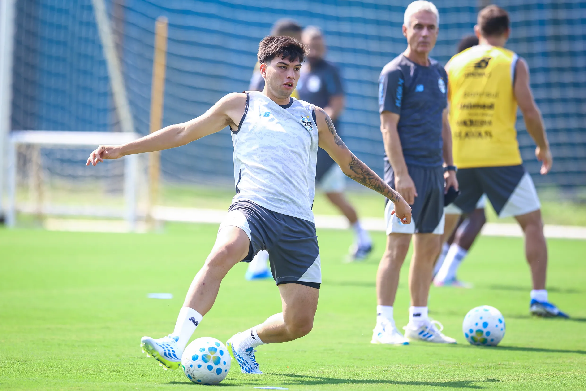 Erick Noriega e Leonel Pérez em treino, disputa por vaga no meio-campo do Grêmio