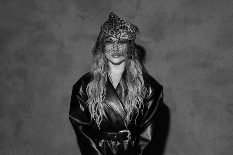 Luísa Sonza cantando com microfone, com elementos de bossa nova e rock ao fundo, para o lançamento de 'Brutal Paraíso'.