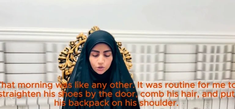 Mãe iraniana de luto, Mohaddeseh Fallahat, pedindo justiça por seus filhos mortos em ataque à escola no Irã.