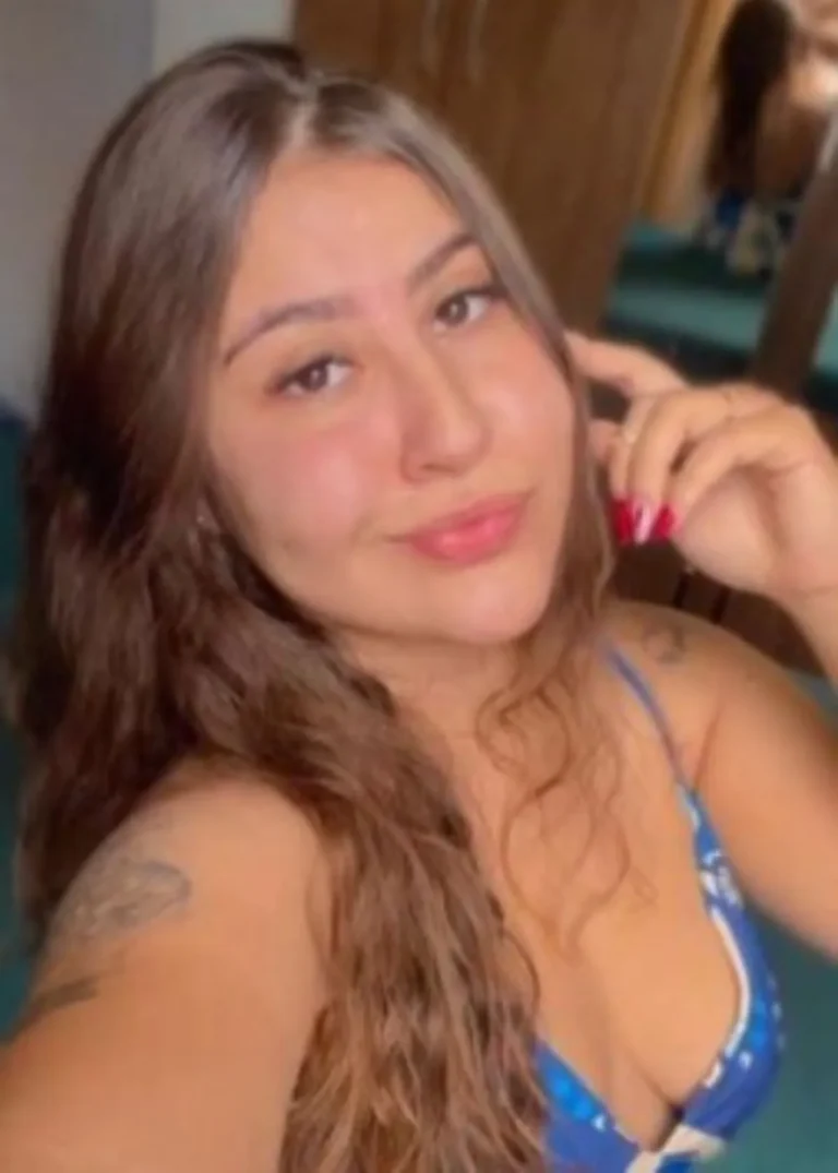 Mãe de Raiane Maria segurando foto da filha, lembrando da morte dela.