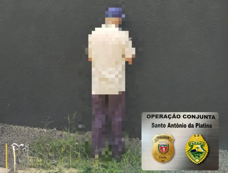 Policial em ação durante prisão por importunação sexual em Santo Antônio da Platina
