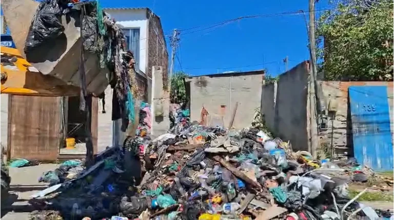 Operação de remoção de lixo em Cabo Frio com caminhões e equipes de limpeza