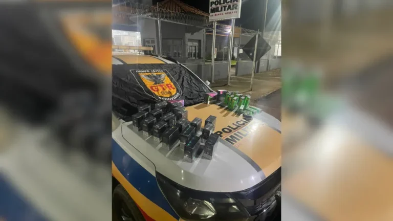 Policiais inspecionam cigarros eletrônicos apreendidos em ônibus