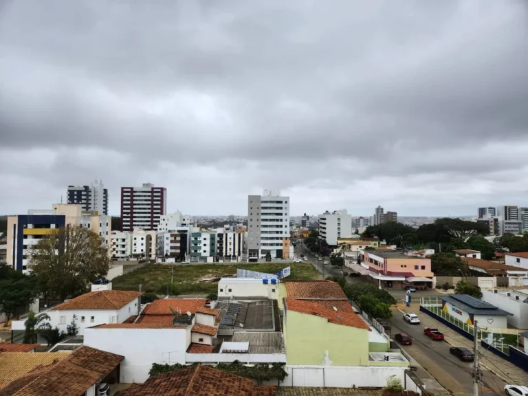 Rua com alagamento na Bahia devido a chuvas intensas e fortes ventos