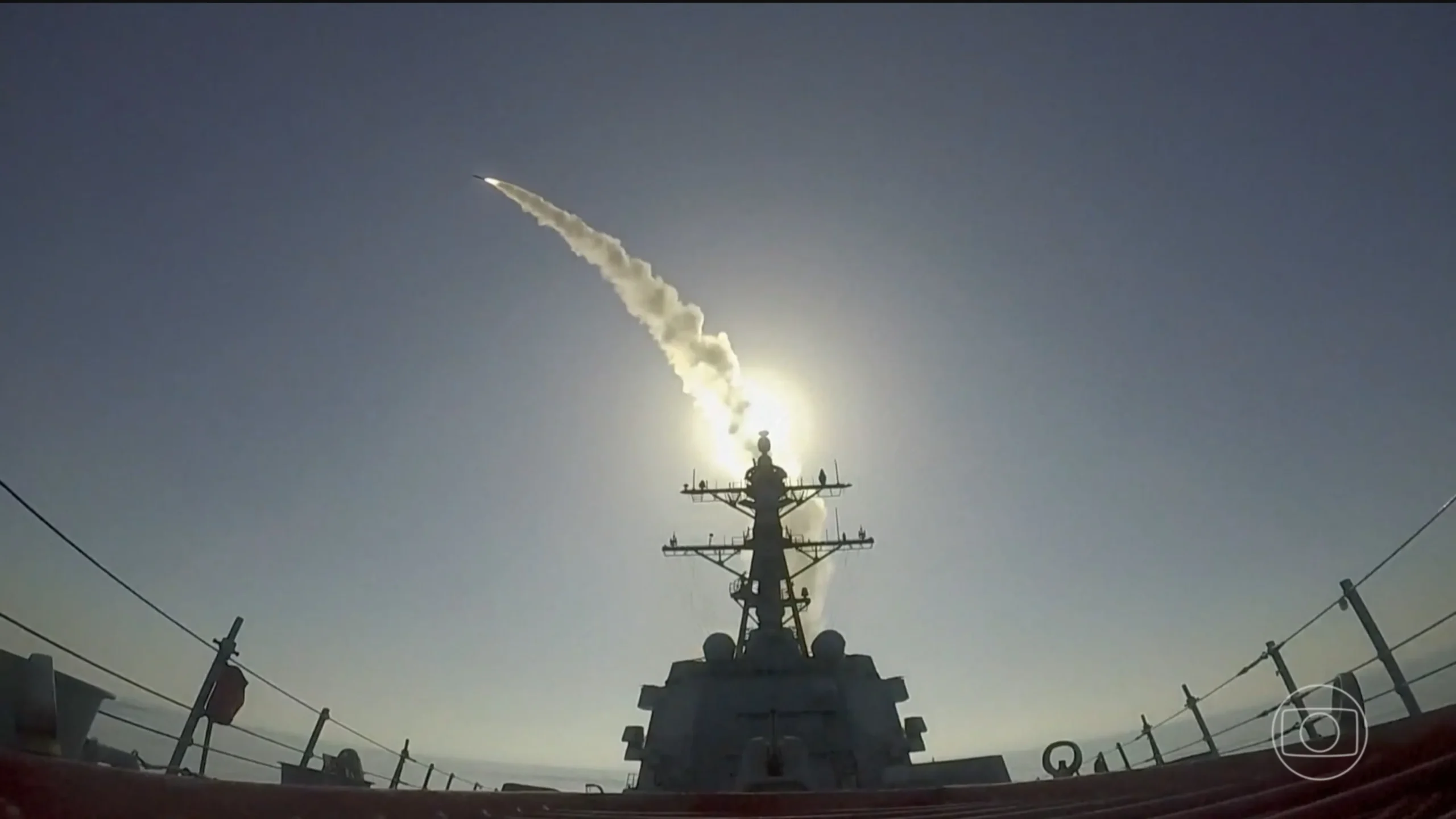 Soldados americanos em navio de guerra no Oriente Médio