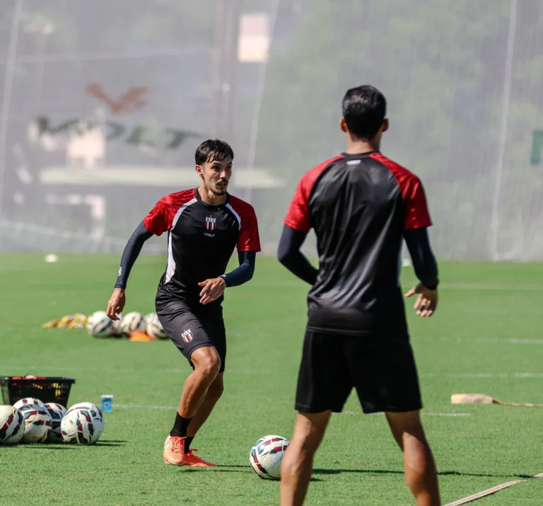 Marco Antônio, jogador do Botafogo-SP, treinando em campo.