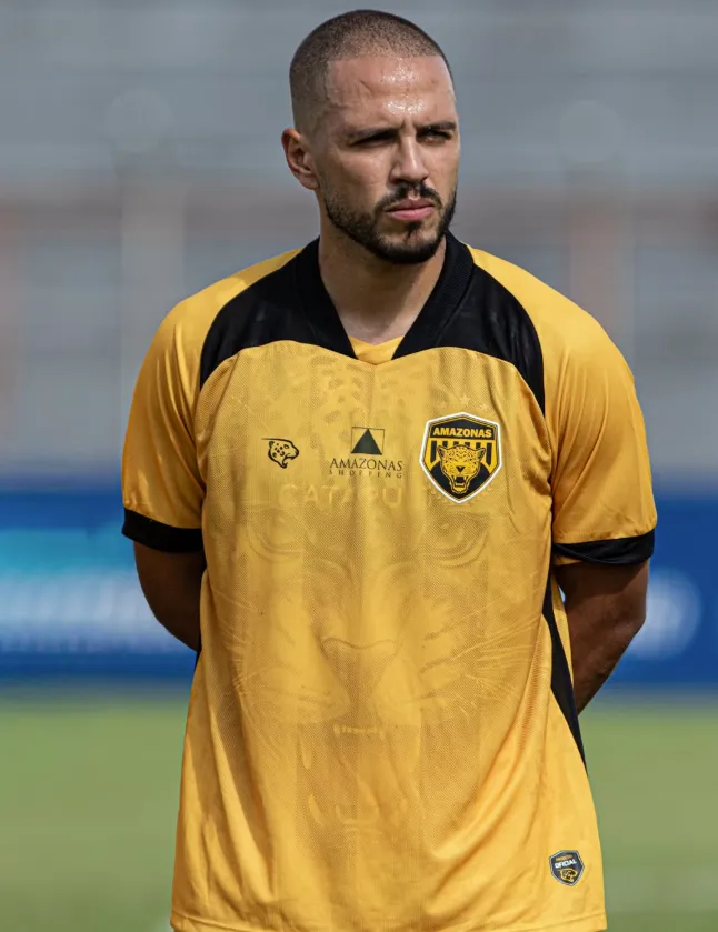 Jogador do Amazonas FC em campo, focado na partida da Copa Verde