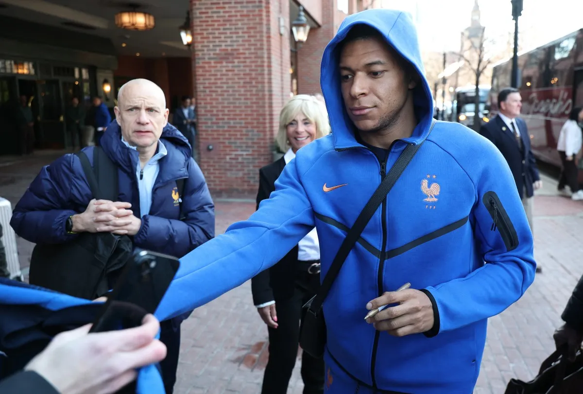 Mbappé com camisa da França, pronto para ser titular contra o Brasil